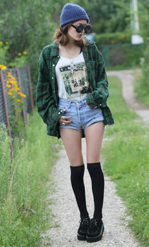 Ide Outfit Grunge menggunakan kaos Sablon Dengan Kemeja Flanel dan Short Jeans